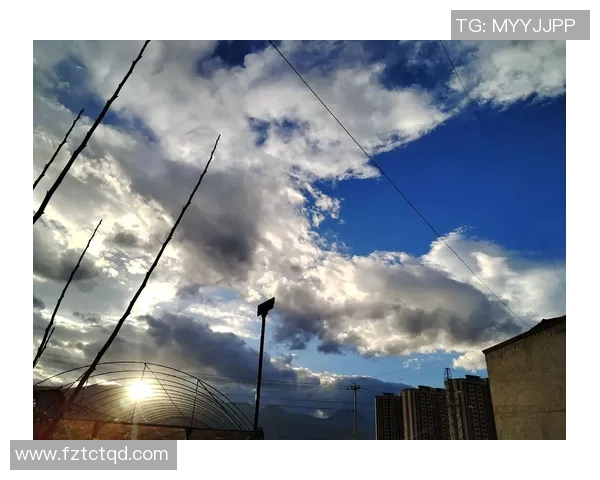 玉宇澄清映苍穹万里云卷云舒展自然之美与人心和谐共生